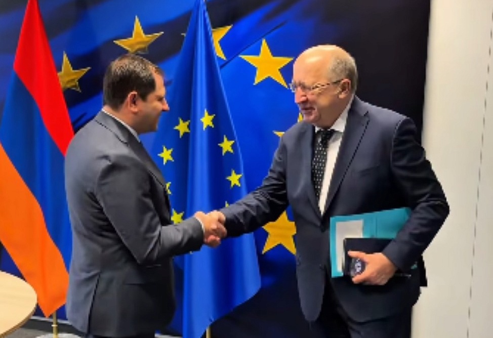 Папикян обсудил с комиссаром ЕС сотрудничество в оборонной сфере